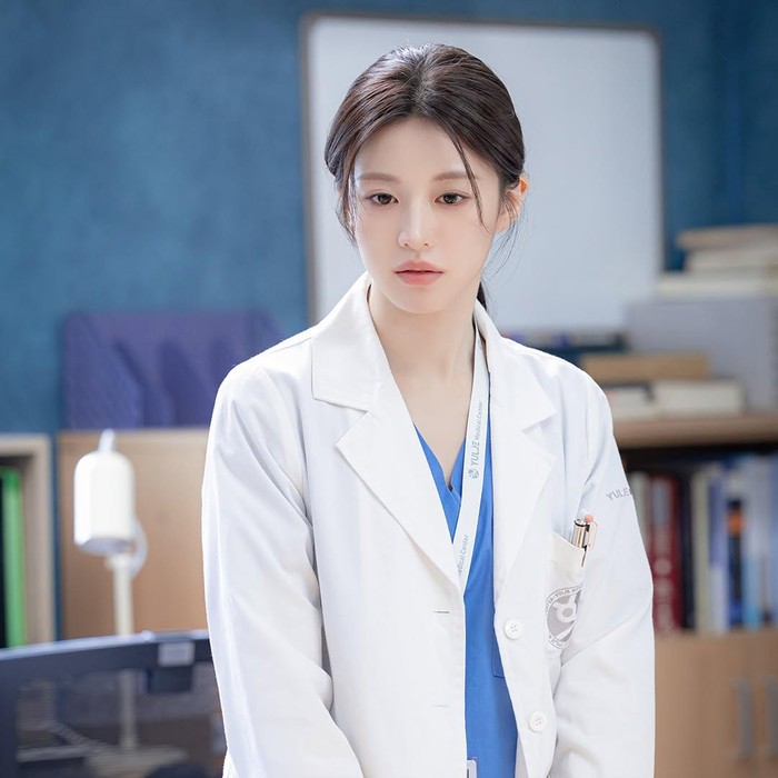 20260220130926_go-yoon-jung-di-resident-playbook-1744613074640_11.jpg