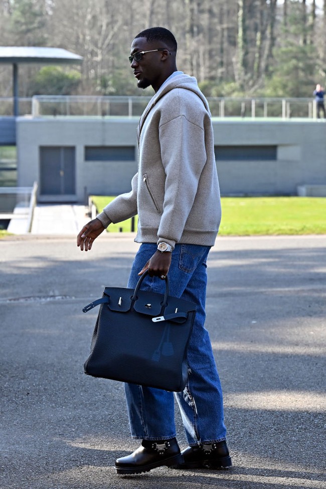 20260327152114_pemain-bola-bawa-tas-hermes-1774427781992.jpeg