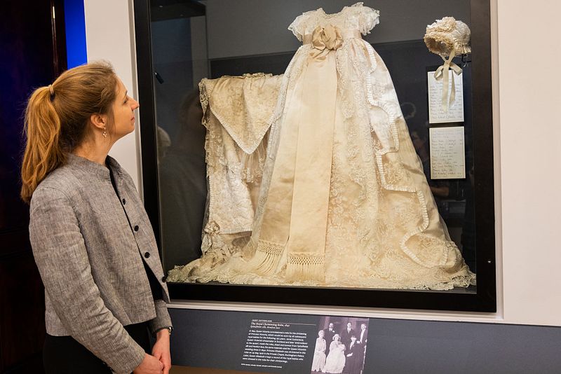 20260420152517_pameran-koleksi-baju-ratu-elizabeth-ii-1776665633077.jpeg