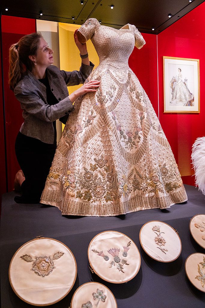 20260420152609_pameran-koleksi-baju-ratu-elizabeth-ii-1776665633001.jpeg