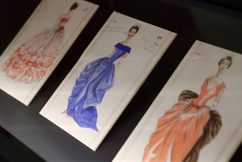 20260420152705_pameran-koleksi-baju-ratu-elizabeth-ii-1776601441976.jpeg