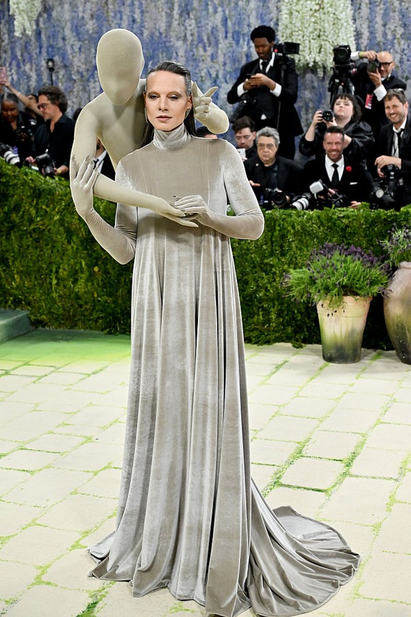 20260506092054_artis-dengan-baju-unik-di-met-gala-2026-1777970547251.jpeg