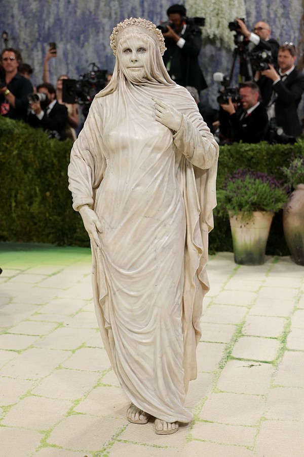 20260506092338_artis-dengan-baju-unik-di-met-gala-2026-1777970547167.jpeg
