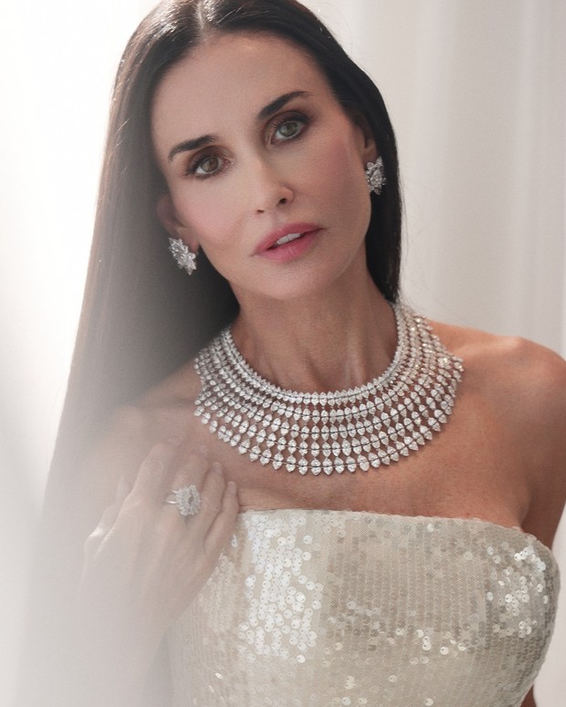 20260523142245_Demi-Moore-Tampil-Glamor-dengan-Kalung-Berlian-Chopard.jpeg