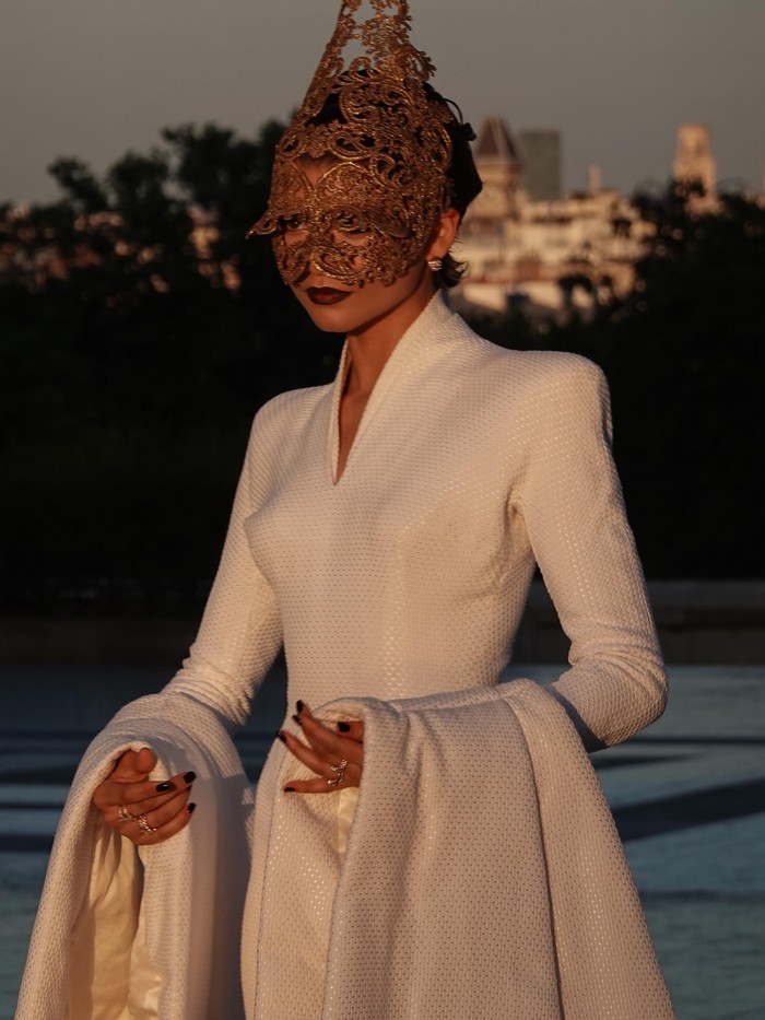 20260717121315_zendaya-mengenakan-arsip-givenchy-haute-couture-1997-karya-alexander-mcqueen-lengkap-dengan-topeng-emas-saat-photocall-di-pari-1784185284275.jpeg