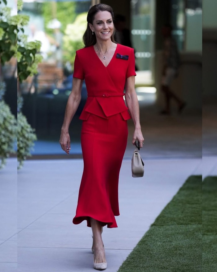 20260723163700_putri-wales-tampil-lebih-berani-dengan-dress-midi-berwarna-merahfoto-instagramcomroyalfashionpolice-1784184984039.jpeg