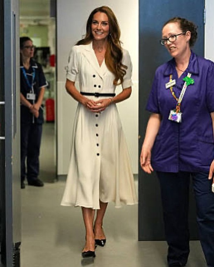 20260723163829_kate-middleton-tampil-dengan-dress-putih-dari-suzannah-londonfoto-instagramcomroyalfashionpolice-1784184984337.jpeg