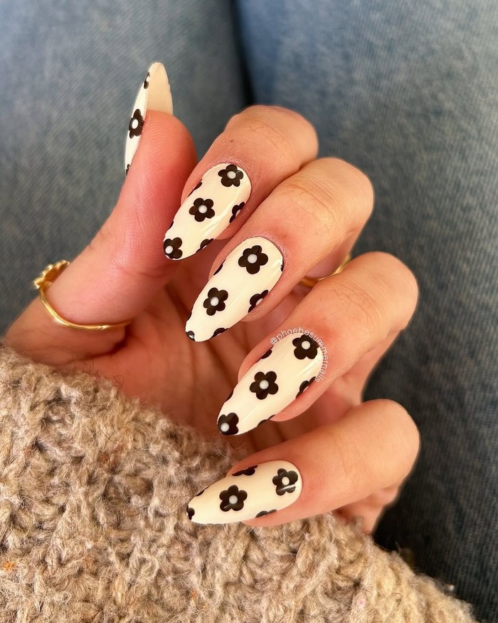 20260924160614_fall-florals-foto-instagramcomphoebesummernails-1789465763869.jpeg
