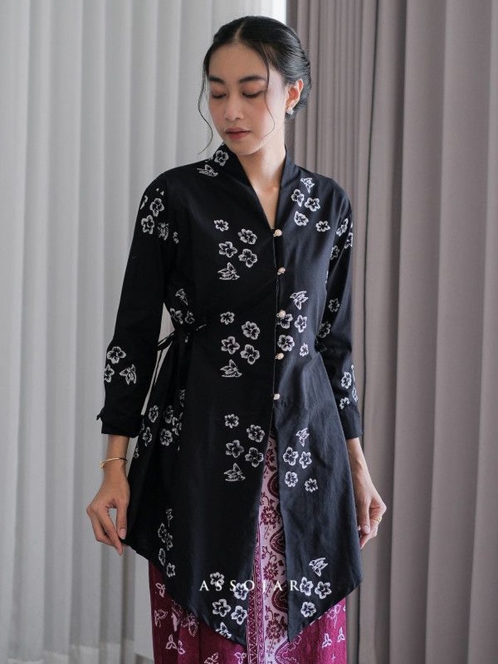 20261001150406_assojar-sukma-kebaya-adalah-kebaya-batik-modern-dengan-model-kebaya-kartini-yang-menggunakan-teknik-batik-cap-foto-assojarcom-1790415346800.jpeg