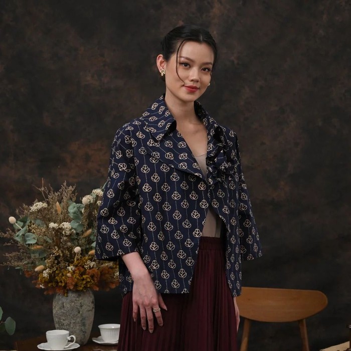 20261001150415_nona-rara-olga-rose-garut-kopi-adalah-outer-batik-cap-garut-yang-menggunakan-motif-modern-biji-kopi-membentuk-mahkota-bunga-fo-1790415346645.jpeg
