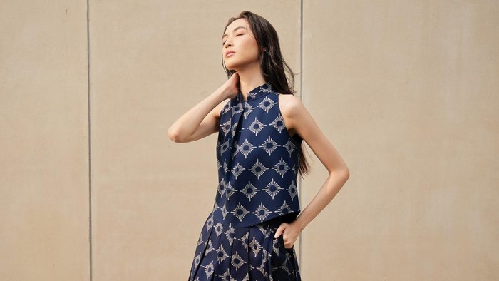 20261001150429_oemah-etnik-blue-mudan-batik-top-salah-satu-batik-motif-modern-dari-brand-lokal-foto-oemahetnikcom-1790415346023_169.jpeg