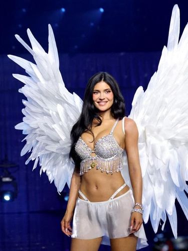 20261019141814_kylie-jenner-sukses-membuat-debutnya-di-runway-fashion-show-victorias-secret-netizen-sontak-heboh-menyorot-gayanya-memakai-fan-1792375756267_34.jpeg