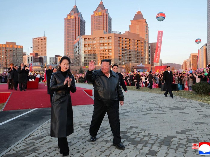 20261021102458_potret-kim-ju-ae-putri-kim-jong-un-yang-ditunjuk-jadi-dirjen-rudal-korut-1772088976989_43.jpeg