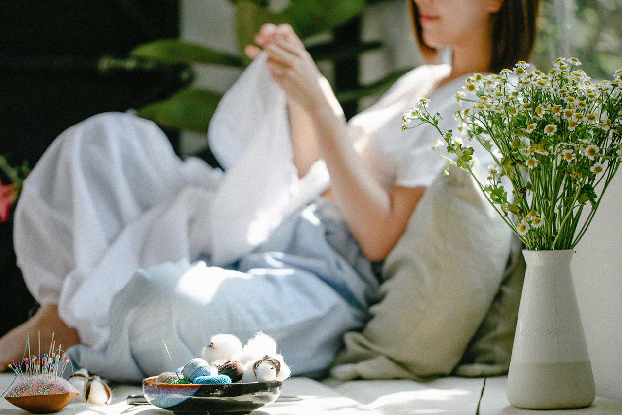 Capek Jadi Produktif? Gaya Hidup Slow Living Jadi Jawaban Lawan Burnout!