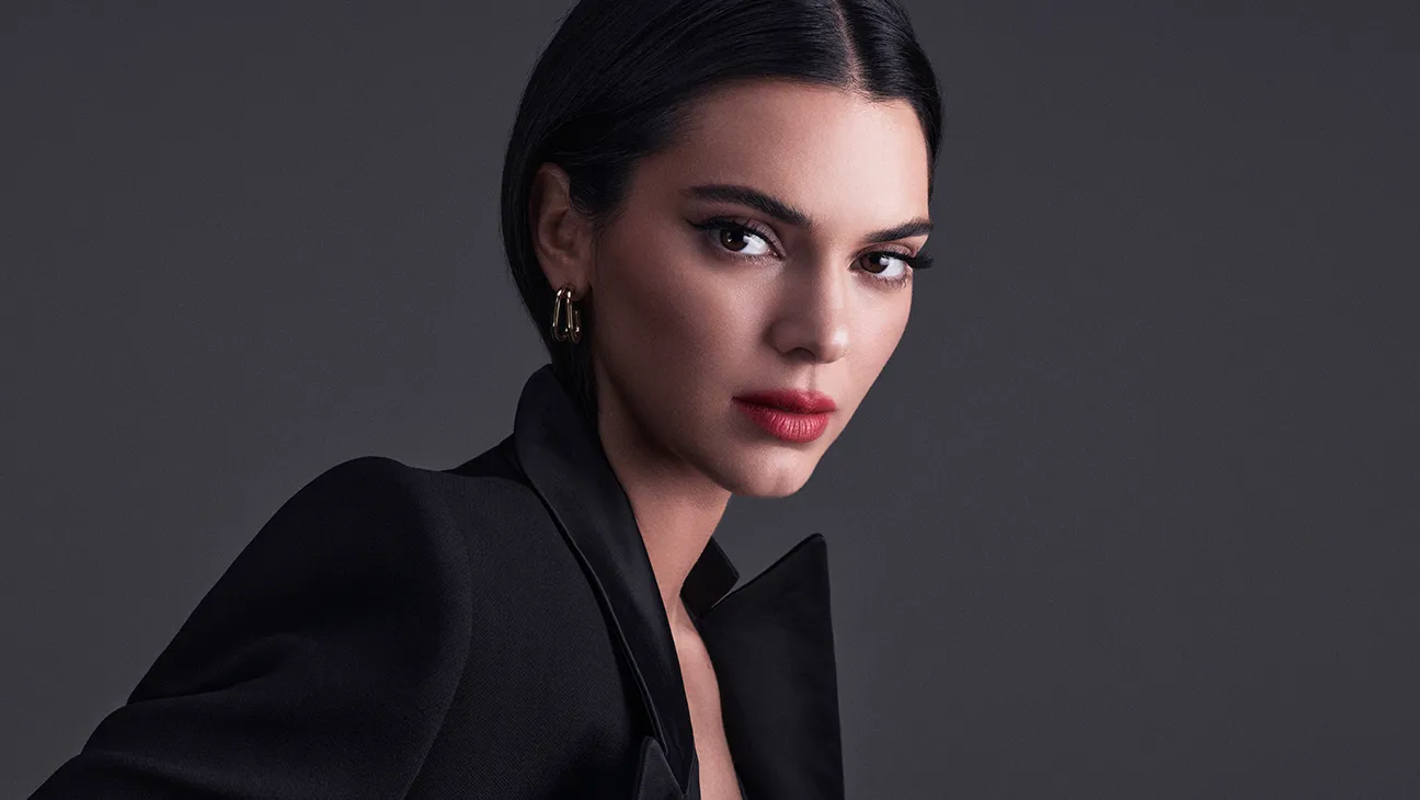 Bikin Pangling! Kendall Jenner Tampil dengan Gaya Retro 70-an 