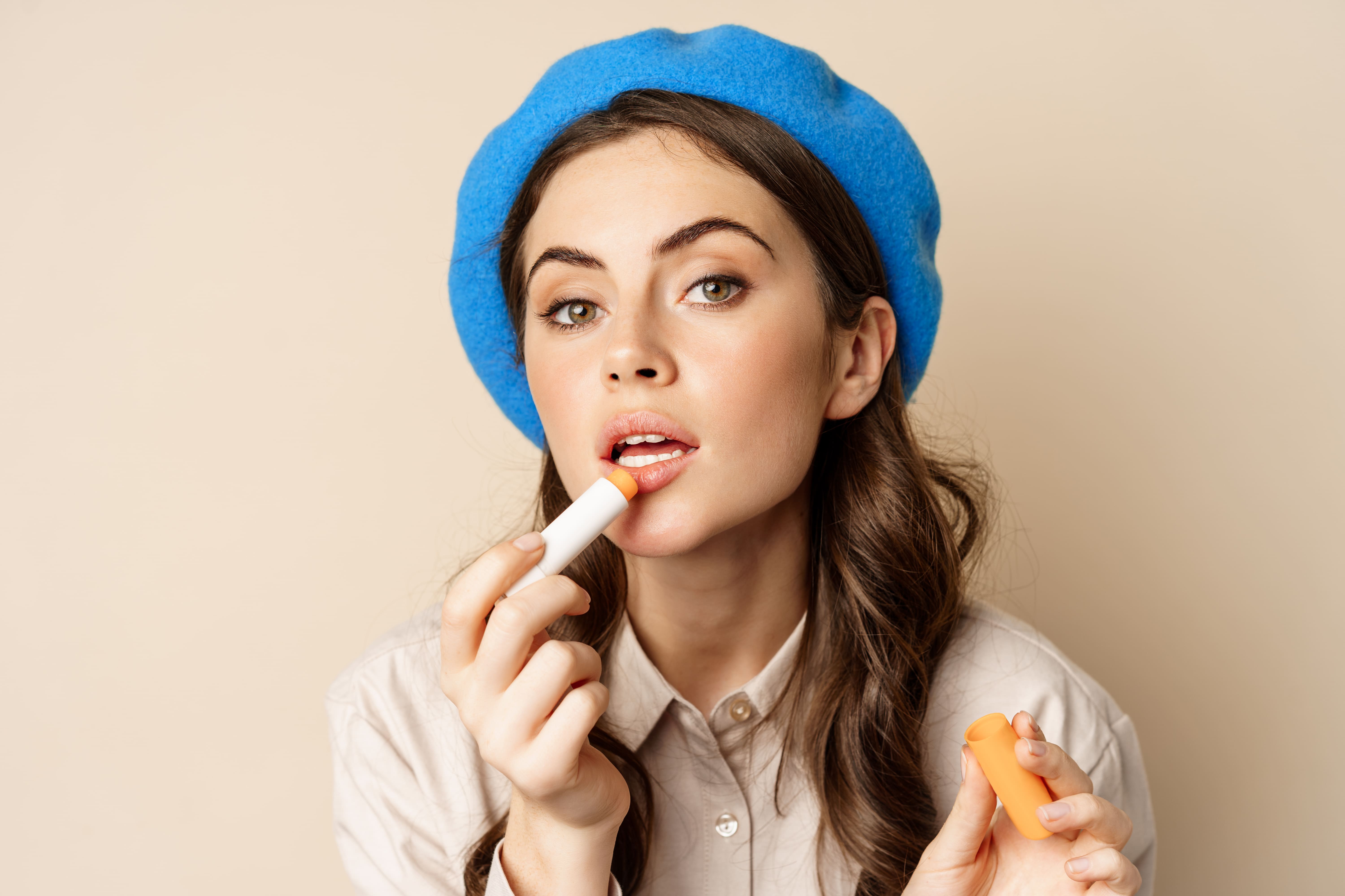 Nggak Cuma Lipstik! Ini Dia 7 Produk Bibir yang Wajib Kamu Tahu