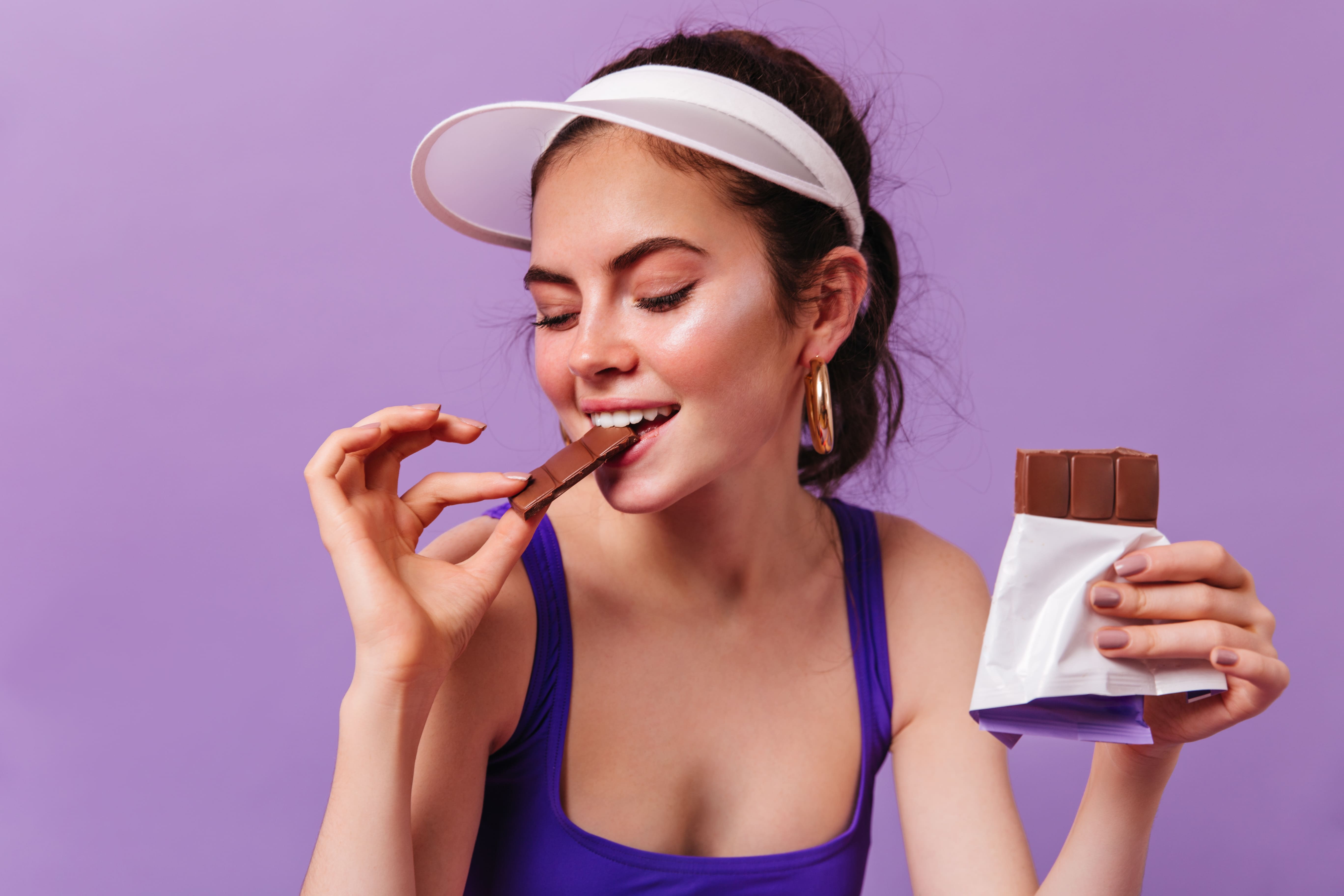 Kenapa Wanita Suka Sekali Mengonsumsi Coklat? Ternyata ini Penyebabnya