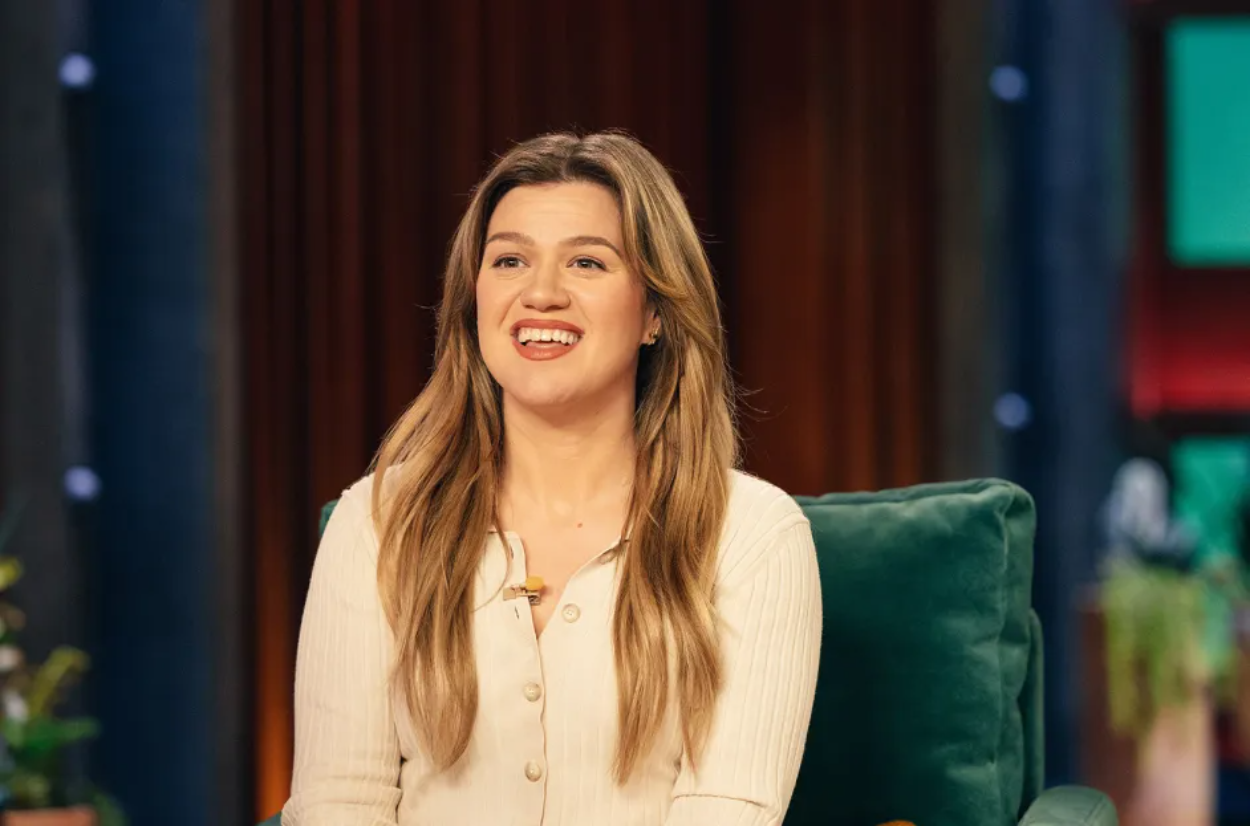 Kelly Clarkson Tulis Lagu Cinta Terinspirasi dari Romansa Meryl Streep dan Martin Short di 'Only Murders'