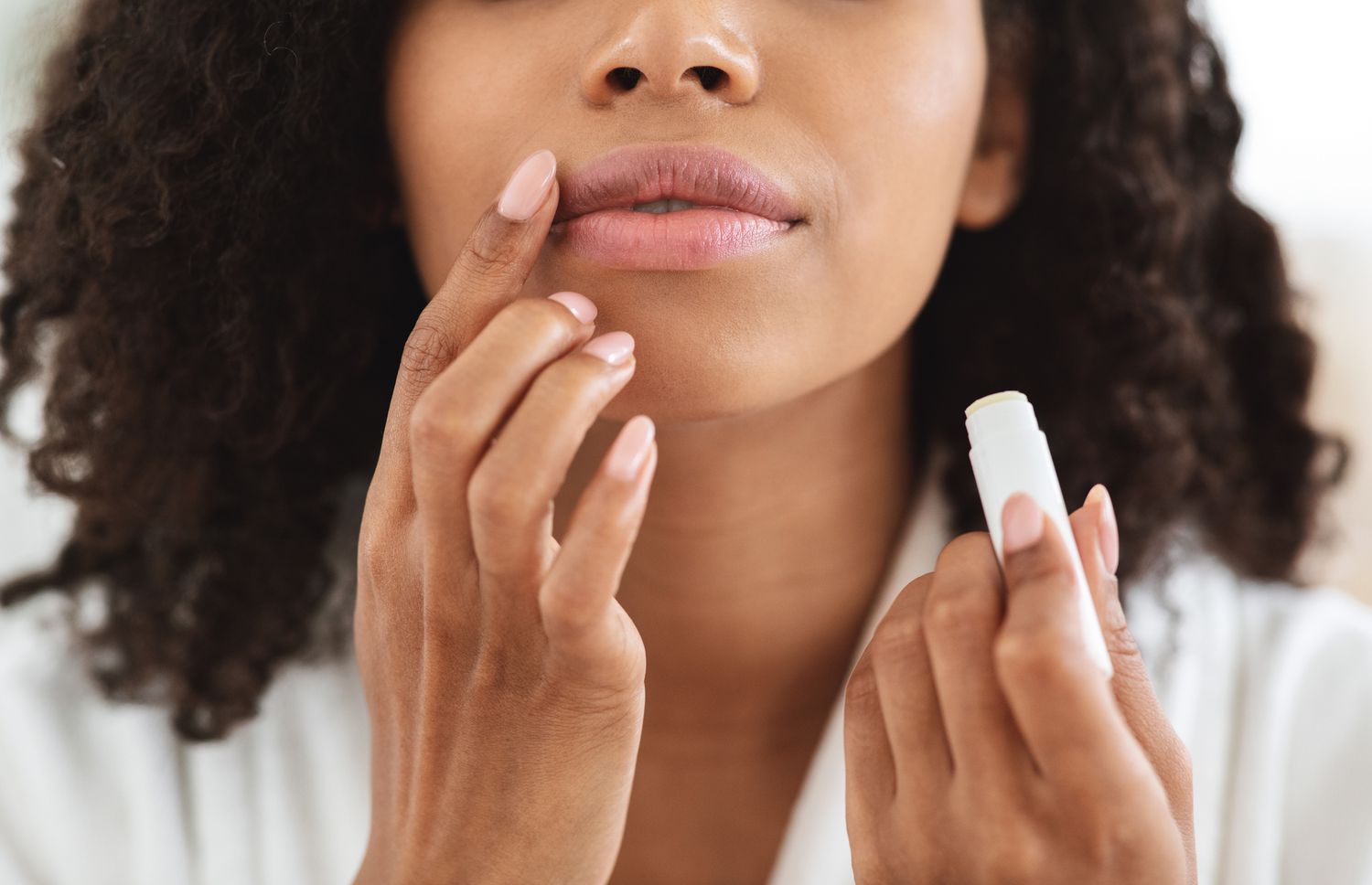 Lip Balm Bikin Bibir Makin Kering? Ternyata Ini Penjelasannya!