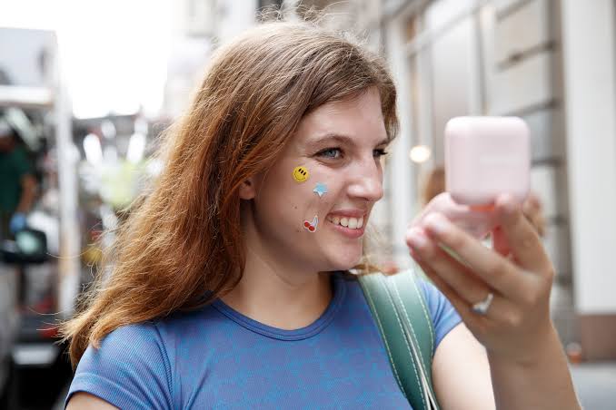 Jerawatan Tapi Tetap Kece? Kenali Pimple Patch Warna-Warni Ala Gen Z