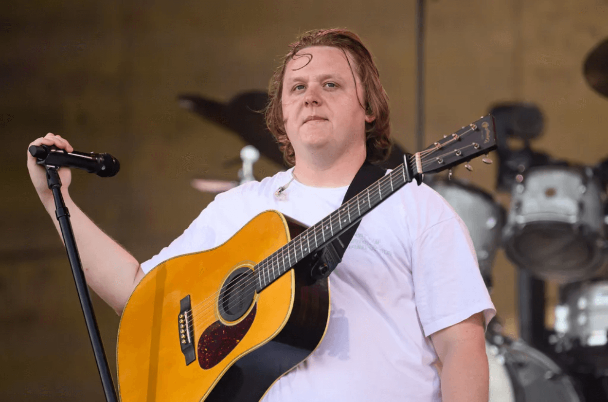 Lewis Capaldi Kembali ke Panggung untuk Pertama Kalinya dalam Dua Tahun di Konser Amal Edinburgh