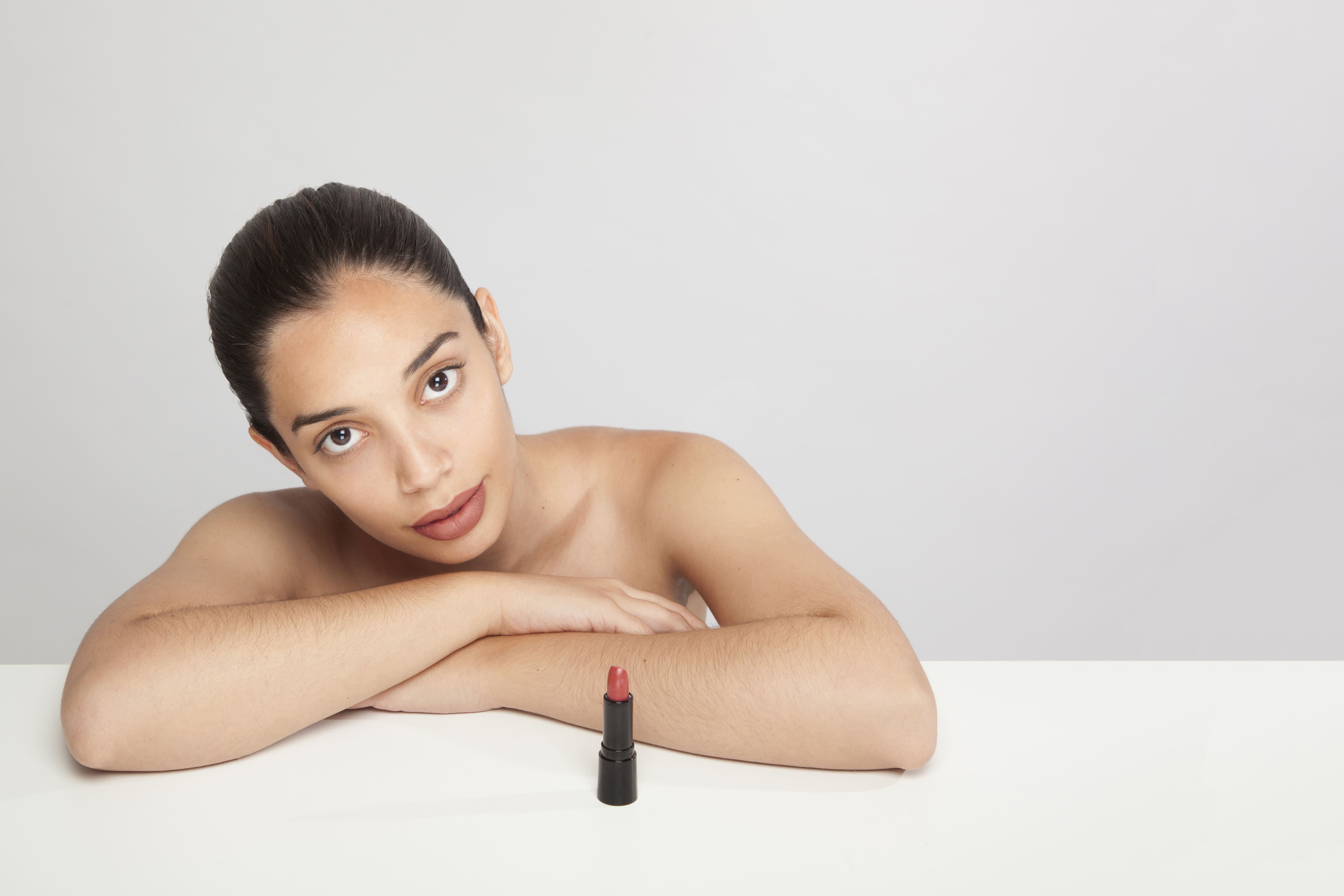 Kulit Gelap Cocok Pakai Lipstik Warna ini: Panduan Memilih Warna yang Menonjolkan Kecantikanmu