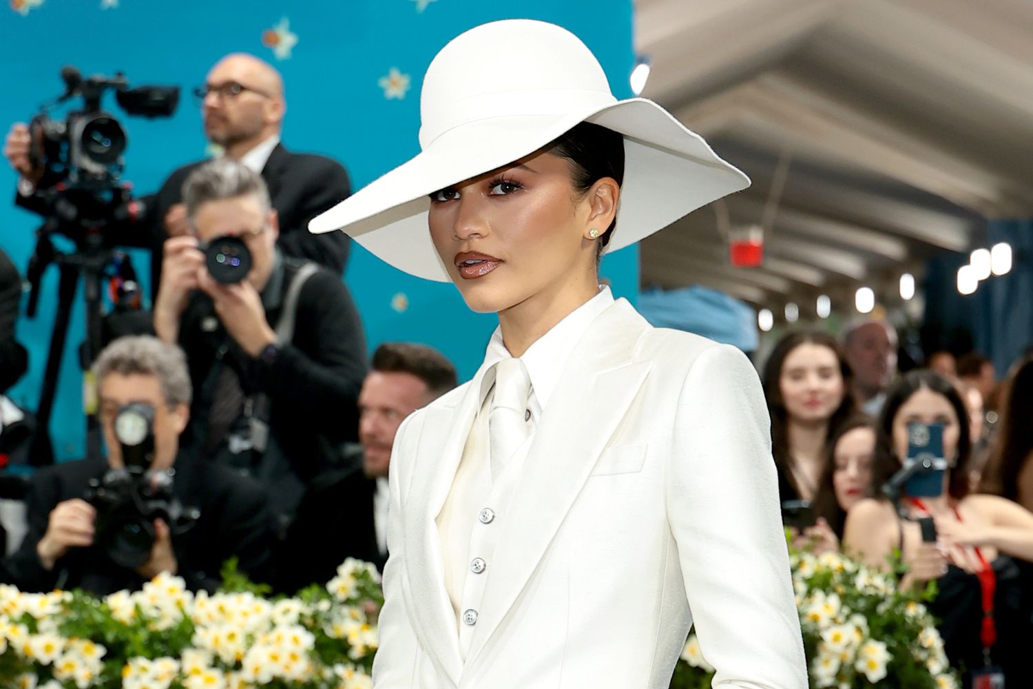  Zendaya Tampil Menawan di Met Gala 2025, Tunjukkan Cincin Tunangan dari Tom Holland!