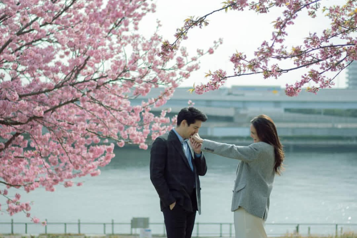 Resmi Menikah! Intip Perjalanan Romantis Luna Maya dan Maxime Bouttier, Kisah Cintanya Seindah Bunga Sakura!