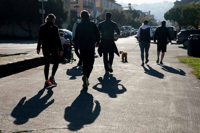 Tren 'Fart Walking' Viral, Ternyata Ampuh Bikin Pencernaan Lancar dan Risiko Diabetes Menurun!