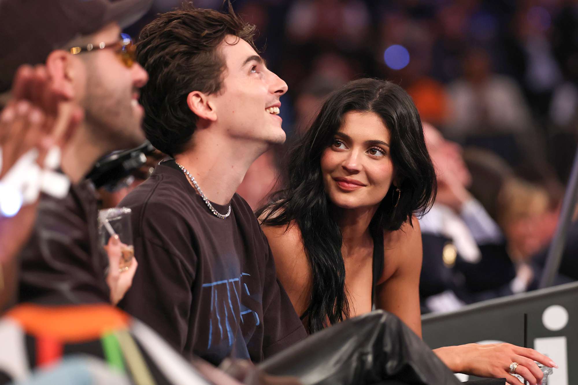 Kylie Jenner dan Timothee Chalamet Tampil Mesra di Pinggir Lapangan NBA, Gayanya Sporty Look Banget!