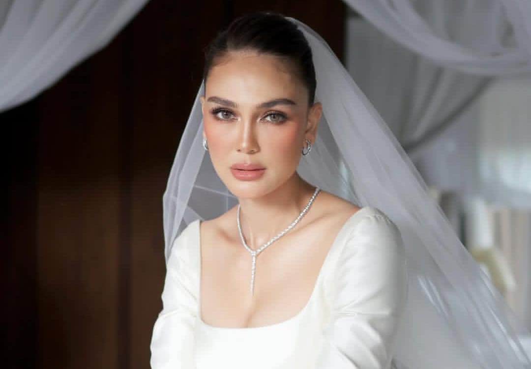 Glamor! Luna Maya Kenakan Perhiasan Bvlgari Seharga Miliaran Rupiah!