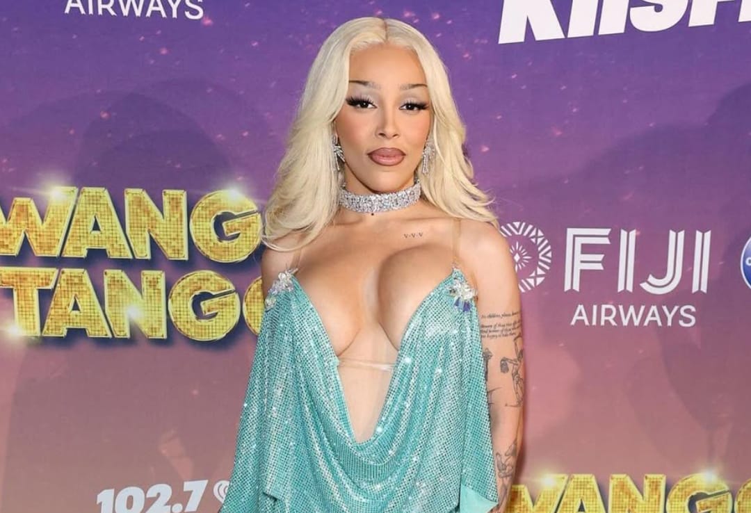 Doja Cat Bongkar Masalah Implan Payudara yang Tak Simetris, Tetap Percaya Diri Walau Terlihat Tak Sempurna