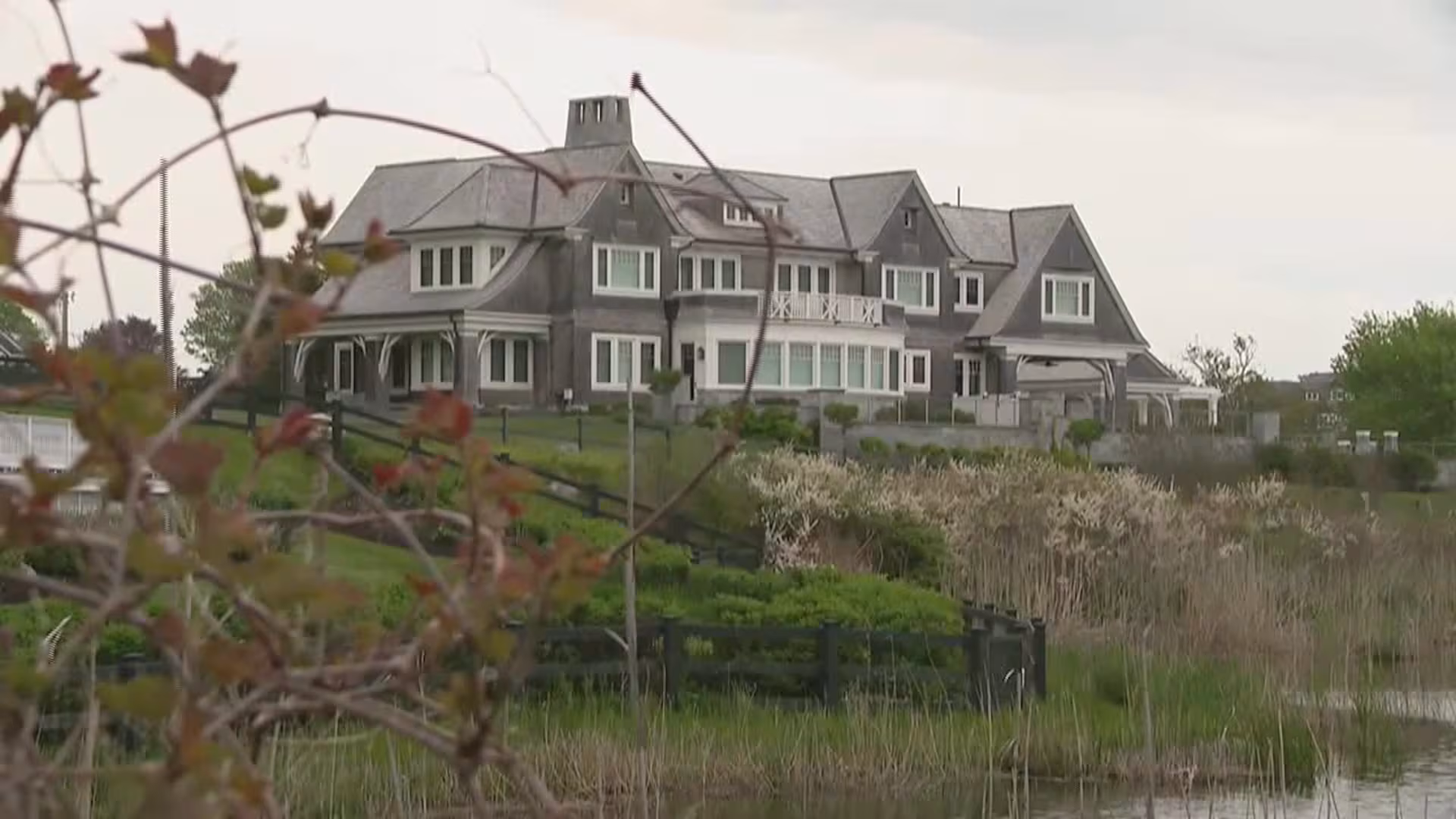 Ngeri Banget! Diduga Tulang Kaki Manusia Ditemukan Dekat Rumah Liburan Taylor Swift di Rhode Island 