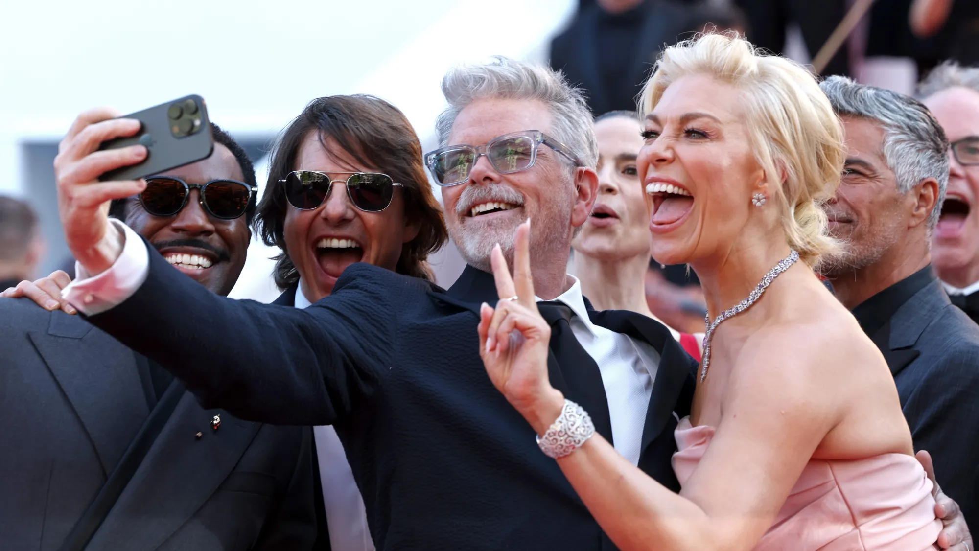 Tom Cruise dan Geng 'Mission: Impossible' Nekat Selfie di Cannes, Langgar Aturan Karpet Merah!