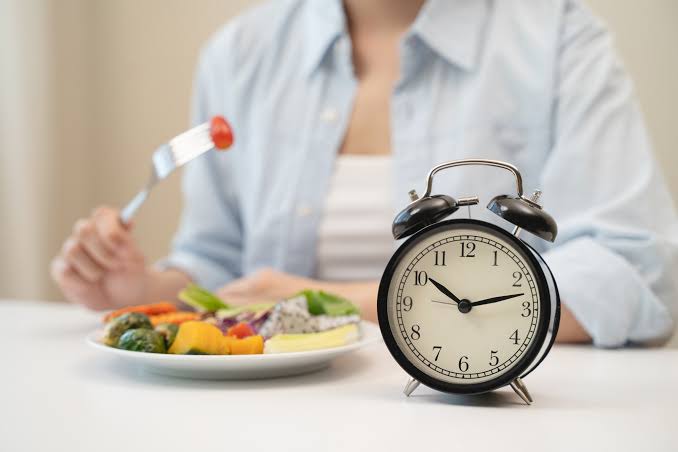 Cuma Makan 8 Jam Sehari? Rahasia Turun Berat Badan Ini Ternyata Ampuh Banget! 