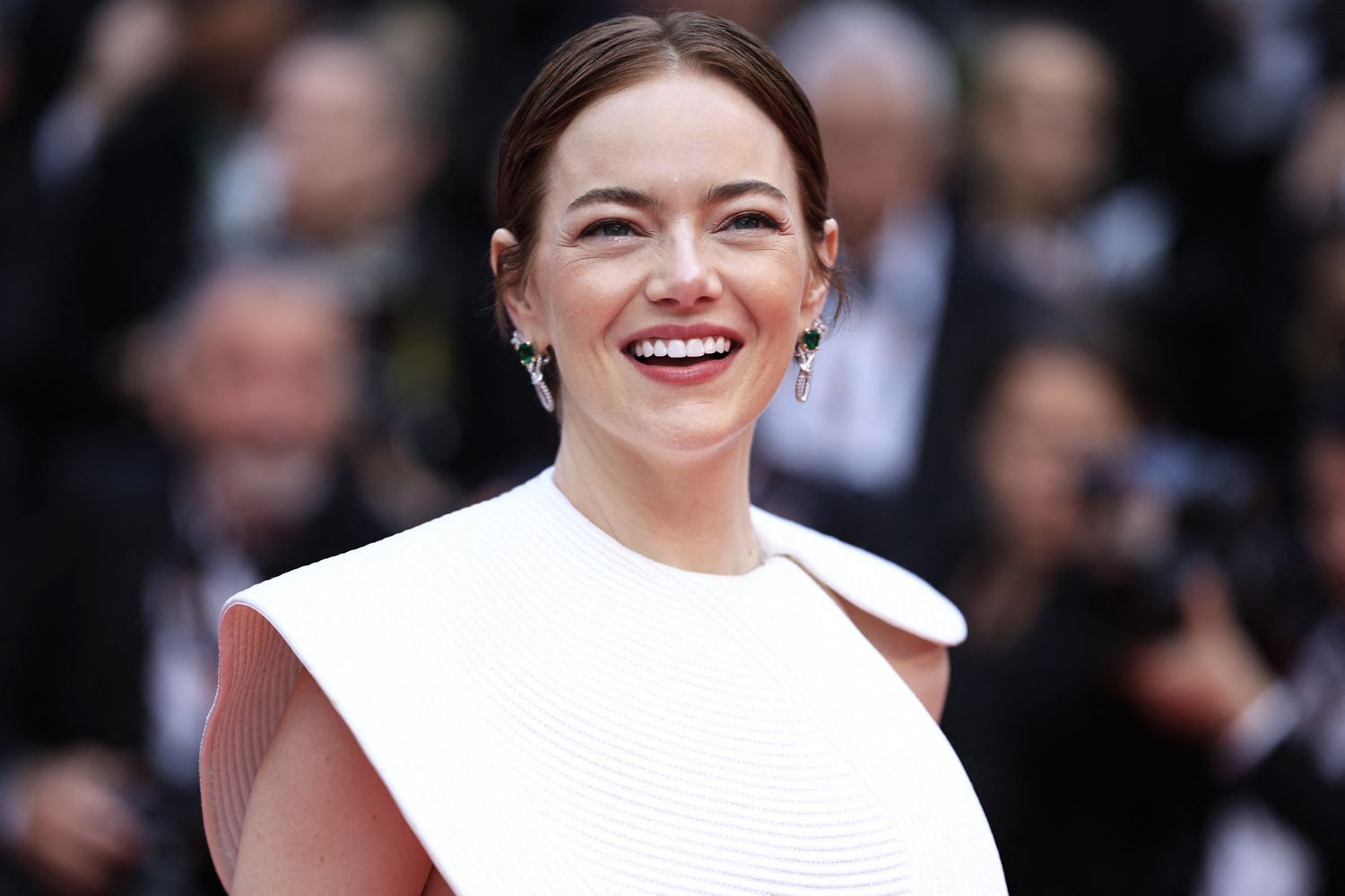 Emma Stone Pamer Dress Putih dengan Neckline Paling Dramatis di Festival Film Cannes 2025!