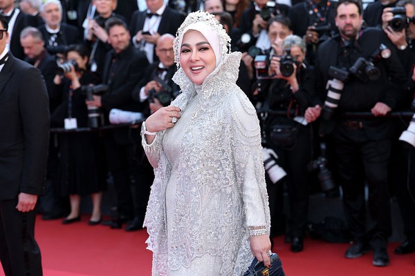 Syahrini Tampil di Cannes 2025, Gaun Mewah dan Hijab Berkilau Curi Perhatian Dunia!