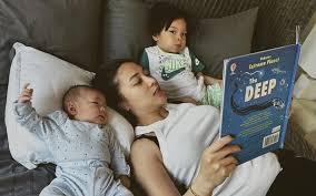 Nikita Willy Bagikan Tips  Melatih Penglihatan Bayi 1 Tahun Lewat Buku, Gimana Caranya?