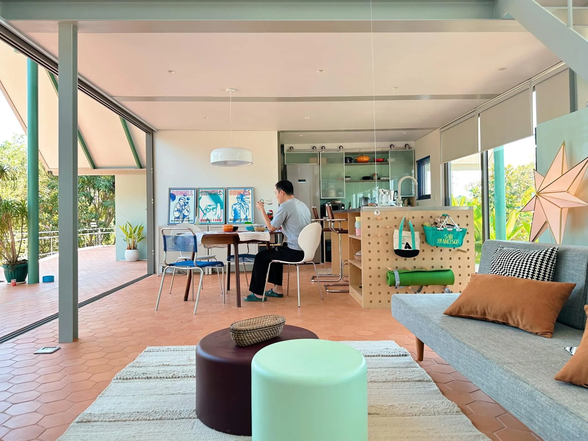 Punya Balkon Lebar? Maksimalkan Potensinya dengan Pembagian Area yang Tepat