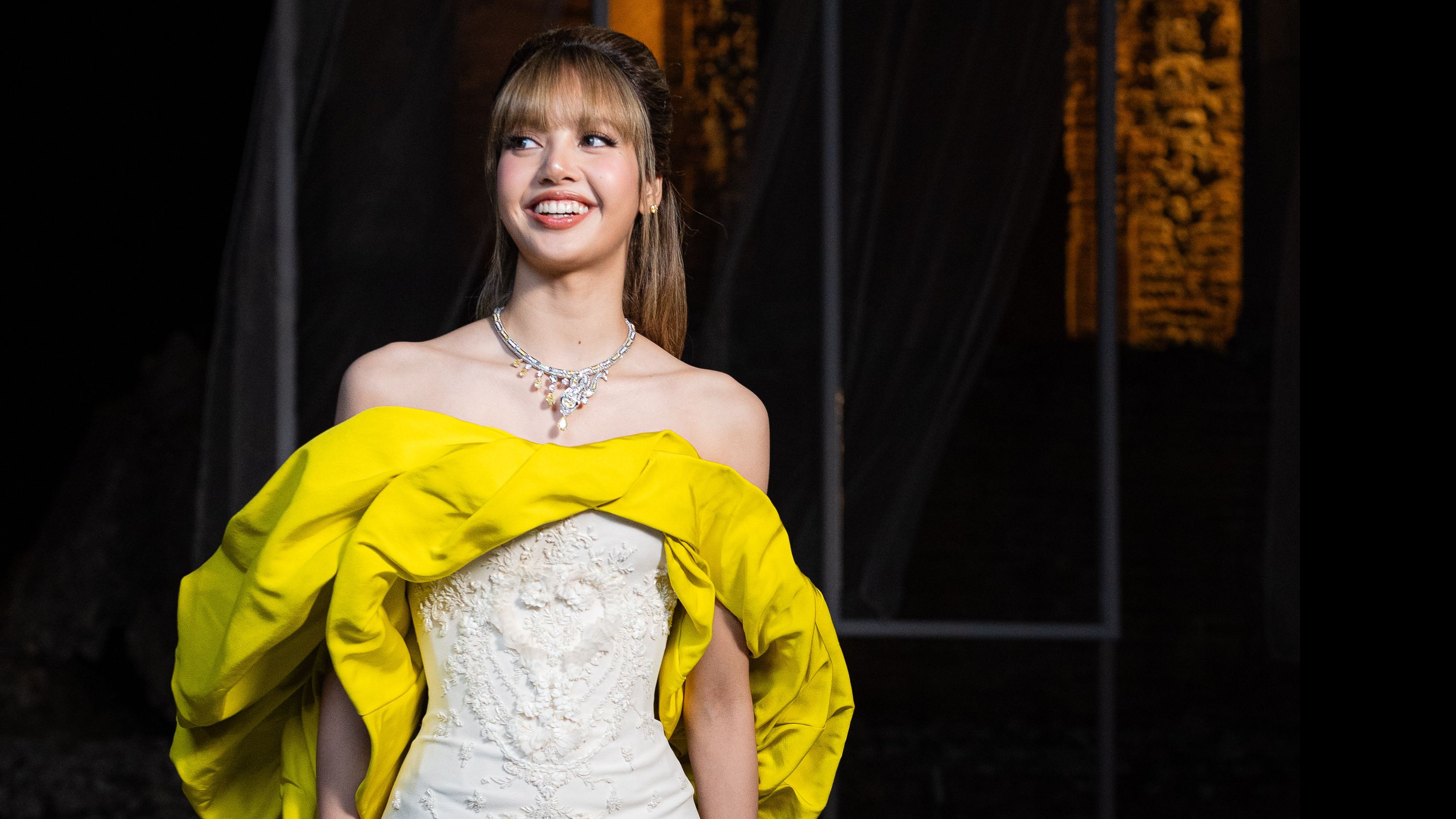 Elegan Banget! Lisa BLACKPINK Tampil di Show Bulgari dengan Gaun Bordir dan Kalung Berlian