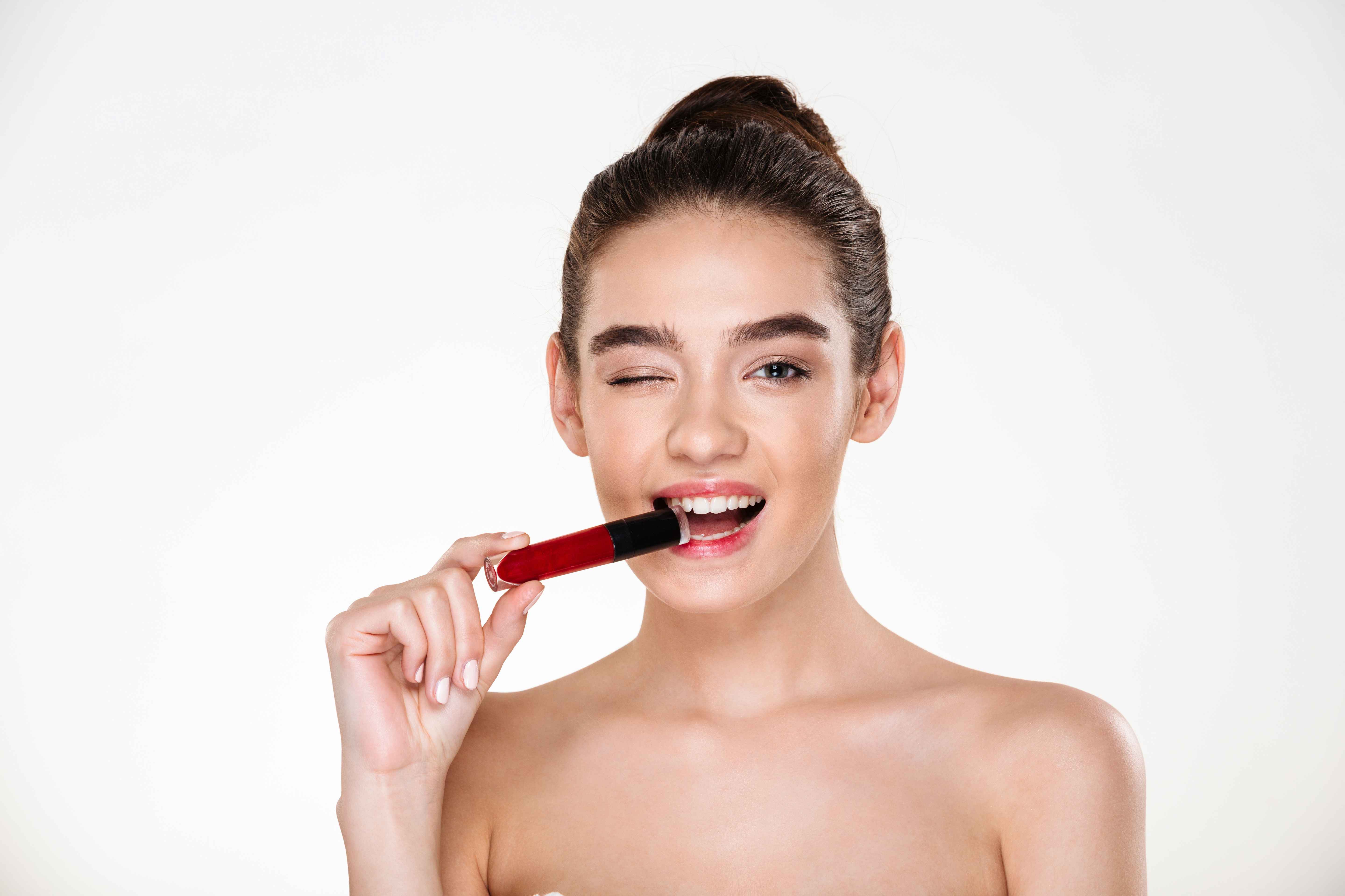 Bibir Kering karena Salah Pilih Lipstik? Jangan Lagi Ya! Ini Tips Memilih Lipstik yang Melembapkan