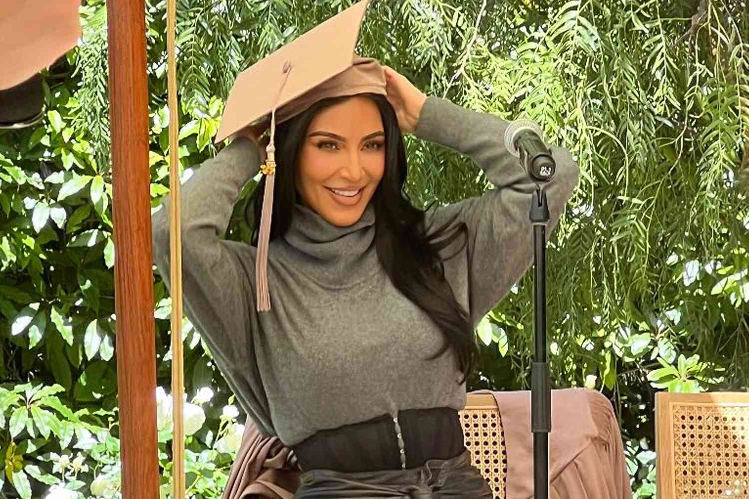 Lulus Sekolah Hukum, Kim Kardashian Tampil Super Tertutup di Hari Graduation!