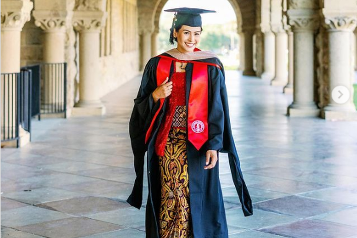 Punya Bahu Lebar? Ini Tips Pilih Kebaya Wisuda Biar Tetap On Point!