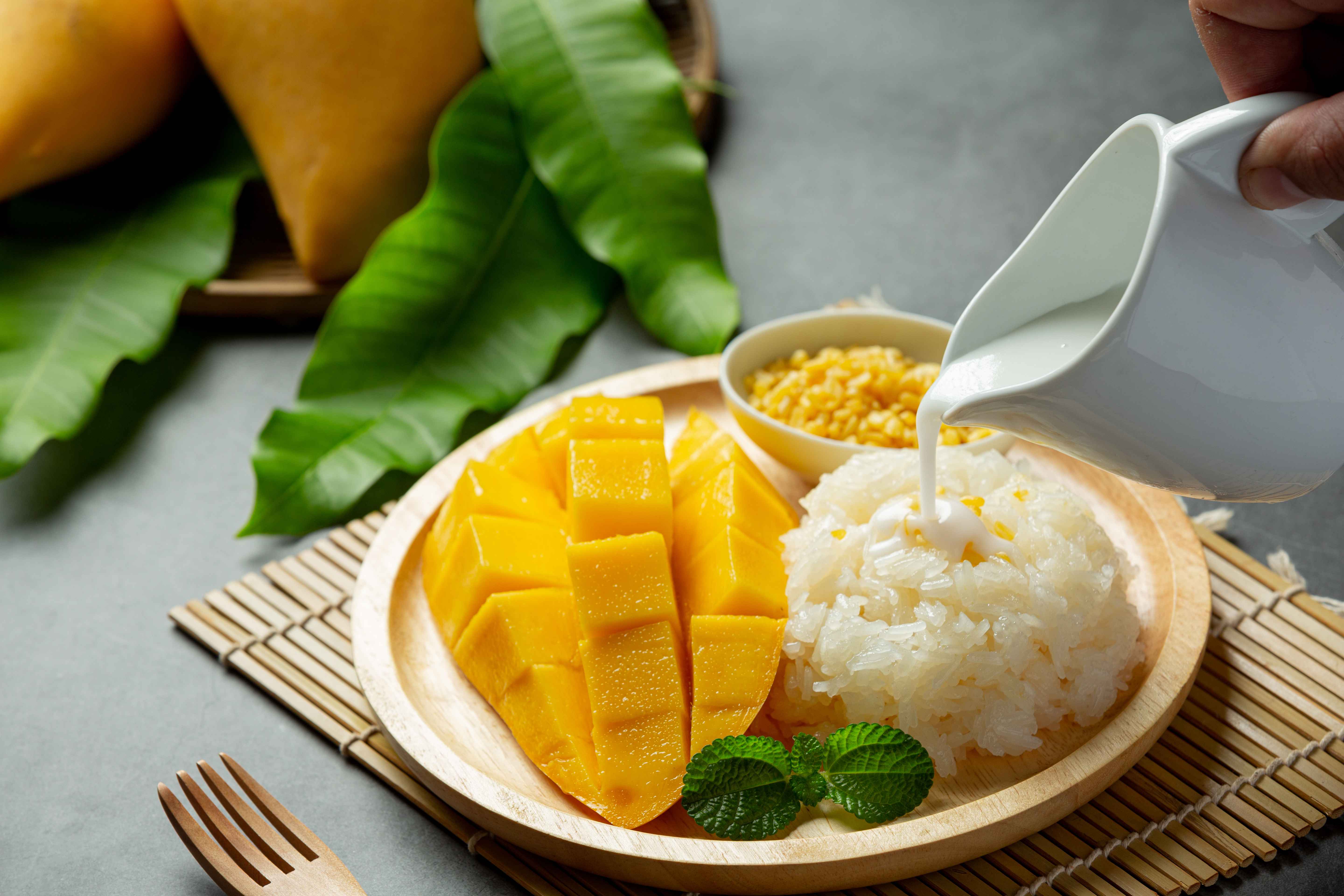Nggak Perlu ke Thailand, Begini Cara Bikin Mango Sticky Rice yang Lagi Ngehits