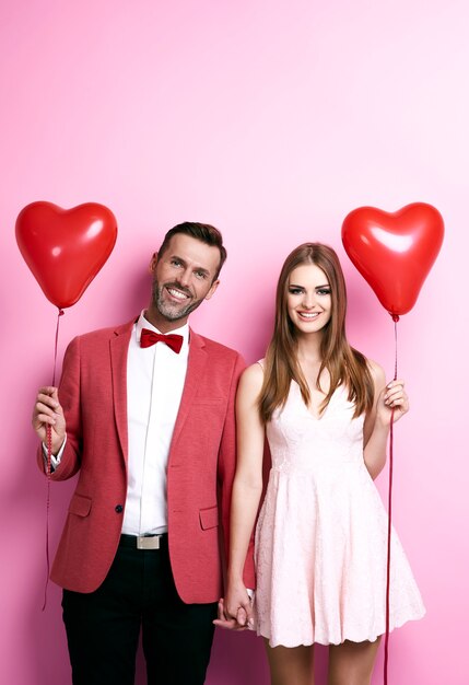 6 Warna Baju Terbaik untuk Dipakai Saat Dating! Maknanya Berdasarkan Psikologis