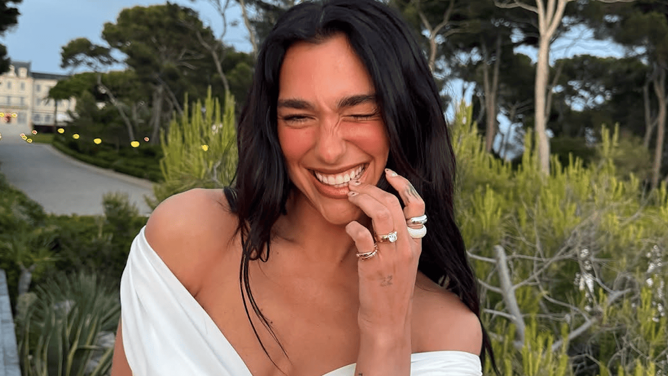 Gaya Dua Lipa Pakai Gaun Putih Off-Shoulder, Layaknya Calon Pengantin!