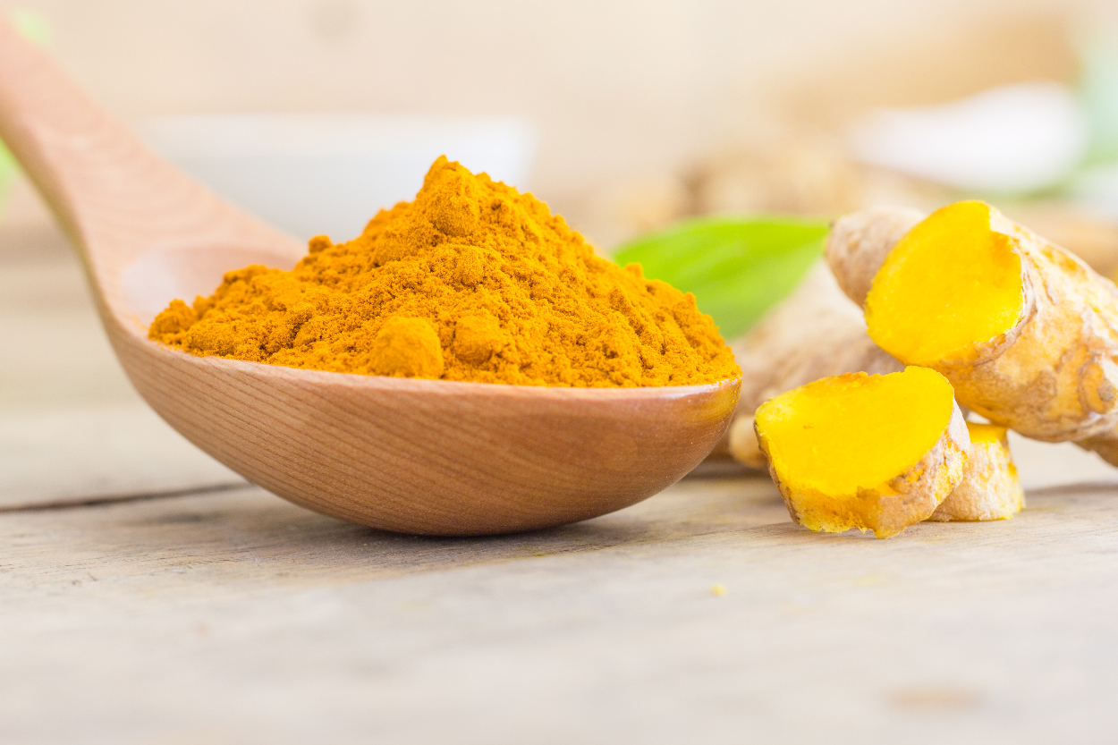 Bukan Bumbu Dapur Biasa! Ini 7 Manfaat Ajaib Masker Kunyit, Cegah Penuaan Dini hingga Buat Kulit Glowing, Wajib Dicoba!