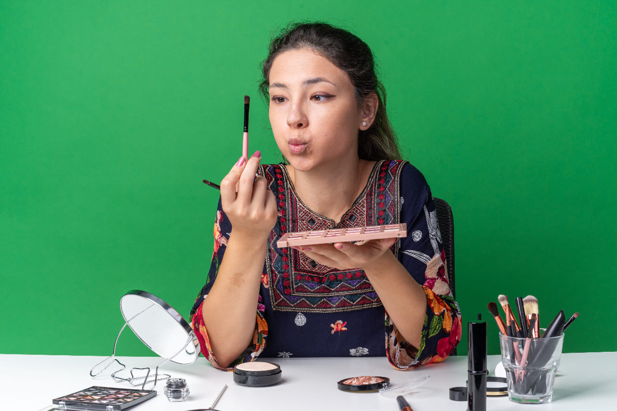 Tips Makeup Awet Seharian! Ini Rahasia Riasan Wajah Anti Luntur Buat Kamu Si Kulit Berminyak!