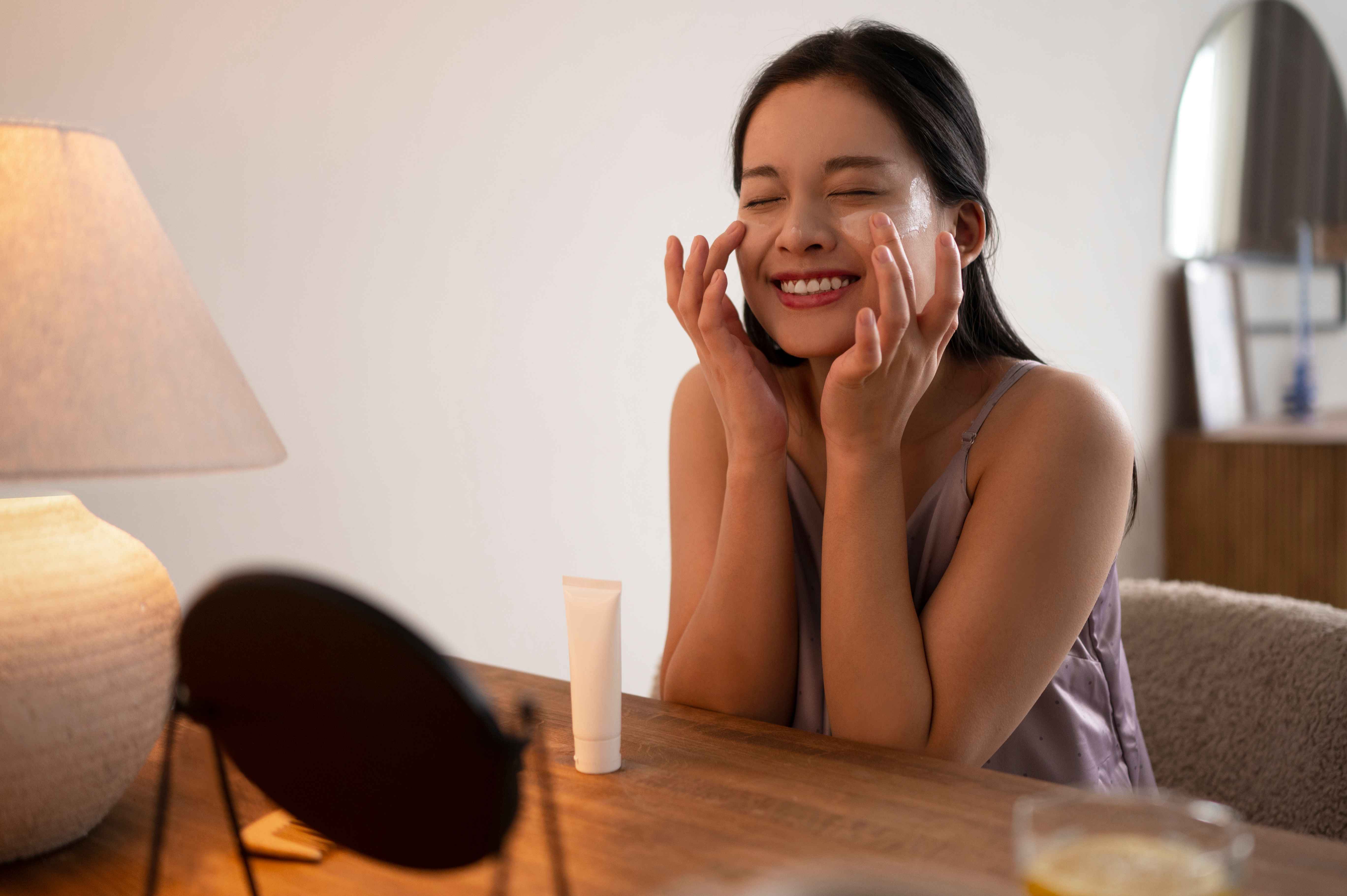 Tekstur Kulit Wajah Kasar? Ini Skincare yang Bisa Bikin Kulit Balik Jadi Halus dan Lembut