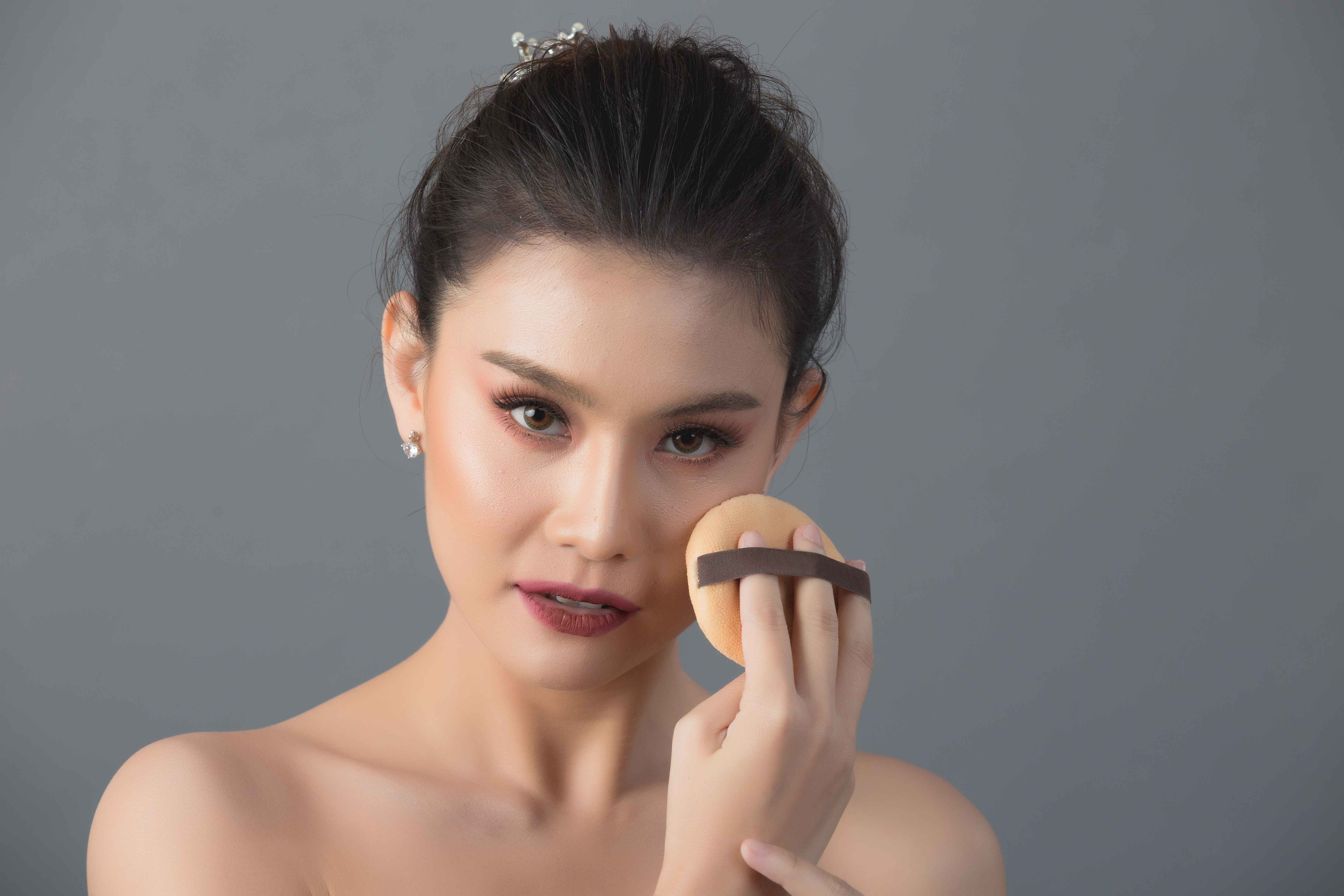 Biar Nggak Belang! Ini Cara Memilih Bedak Sesuai Warna Kulit yang Perlu Kamu Tahu